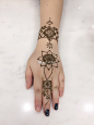 分享今天的#印度海娜纹身# 美丽的手 ​​​​