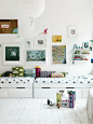 pretty & organized kidsroom (via justbesplendid)
