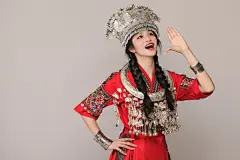 苗族少女唱山歌少数民族服饰女性人物摄影图