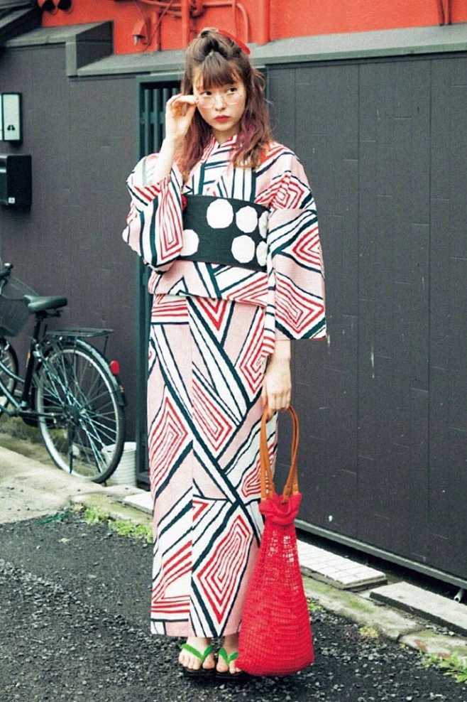 日本夏日街头的浴衣女子，俨然成了一道美丽的风景你最喜欢哪个呢 ​​​​