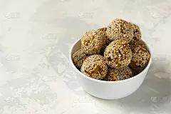 健康能量球。有机的咬干杏，枣，腰果，柠檬和薄荷-素食生零食或膳食