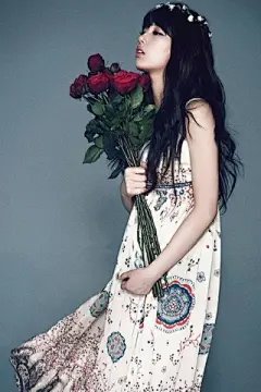 手捧鲜花美女写真唯美手机壁纸 320x480