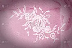 质地、背景、模式。花边的白色织物。用蕾丝面料制成的花。粉红色背景的丝绸织物。贺卡。桌面的壁纸。屏幕保