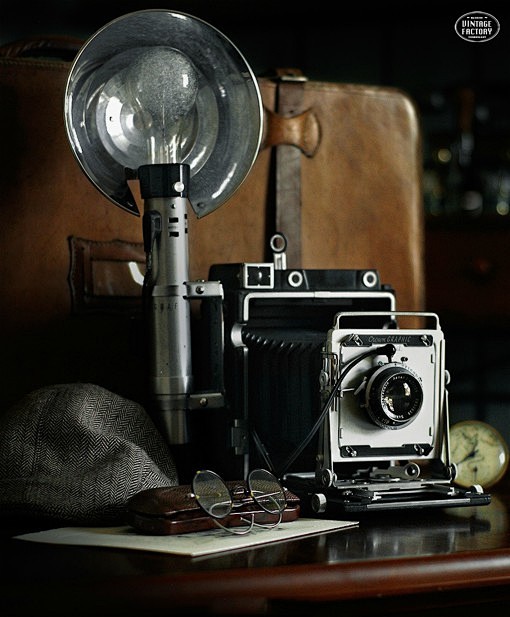 超复古的机械唯美摄影，有相机、电话、打字...