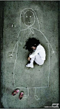财经网：【女孩躺粉笔所画母亲怀中感动网友 系伊朗艺术家创作】 孤儿院的女孩蜷在地上，躺在粉笔画成的妈妈怀里睡着了。她是谁？搜寻发现，照片是伊朗女艺术家BahareH BisheH的作品，此外，她还有几张同题材且主人公均是这个小姑娘的照片。记者推断，这可能是她所做的一系列创意摆拍。（扬子晚报）