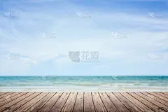 木地板，海天模糊背景