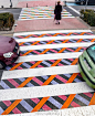 艺术家将马德里街头的斑马线加上了色彩，以提醒行人和司机