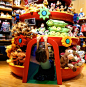 07ea8969746545d3c9e6a14ce67286b5--display-windows-disney-stores.jpg (550×557)