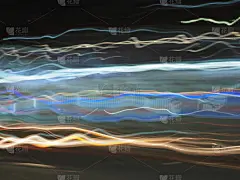 多束水平蓝黄线束在夜间道路上