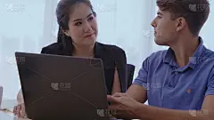 有创意的商业人士进行小组对话