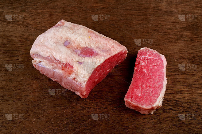新鲜的生牛排孤立在白色