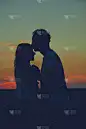 一对夫妇在日落/日出时间的剪影。