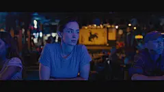 远暖近冷，蓝紫色的脸仿佛映出女主有些不甘的心情，女主脸光先是被吧台的蓝色光覆盖，然后再打赏了偏硬的紫色顶光