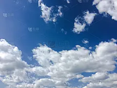 美丽的蓝天和云彩的背景。天空的云。天空有云，天气自然云蓝。