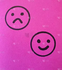 粉红色的音符，带着悲伤和微笑的脸