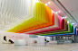 展览｜旅居日本的法国设计师Emmanuelle Moureaux喜欢运用不同载体来玩儿色彩的游戏，这次他在新宿创作者大会（Shinjuku Creators Festa 2013）上展示了最新作品“100 Colors”，100张不同颜色的纸构筑了一个如同彩虹广谱般缤纷的空间。