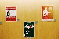 图书馆里的电影海报展