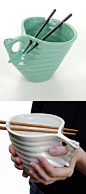 把筷子插在饭上不吉利，而且不方便，有了这个杯子你吃面喝汤用筷子就方便多了。