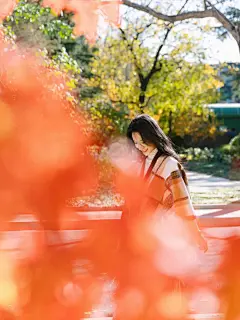 低头微笑看地面

我们还可以让人物低头微笑去看地面，摄影透过树叶为前景拍人物，朦朦胧胧的也是非常浪漫，又很有故事氛围感，秋天真的非常美丽，出去拍照一定不要错过这样的风景，尽可能的不要拍到路人，让画面保持干净