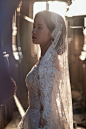 组图：张婧仪晒民国白色蕾丝婚纱造型 氤氲光线下眼神有戏气质佳 : 张婧仪在微博晒出剧中造型，照片中，她穿着白色蕾丝婚纱好美。