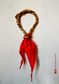 用红领巾跟麻绳结合，揭示的是当下家长给孩子们报各种培训班，表面上看是一种关爱，实则是对孩子成长的束缚！红领巾暗喻了儿童，绳子则表示束缚。