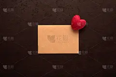 空白牛皮纸情人节贺卡上的红心，黑色背景。爱情观念的宣言。俯视图