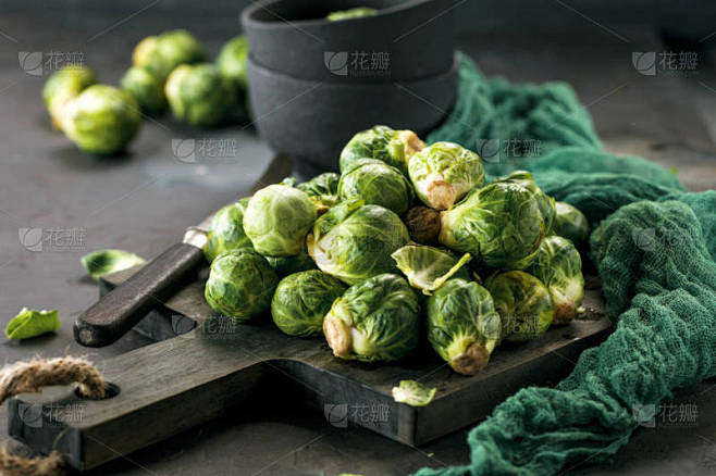 木制木板上的新鲜生苞片、芽和刀 