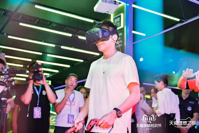 在超级炫酷5G体验空间，大家尽情体验虚拟...