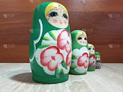 特写中的木制套娃。俄罗斯嵌套娃娃。