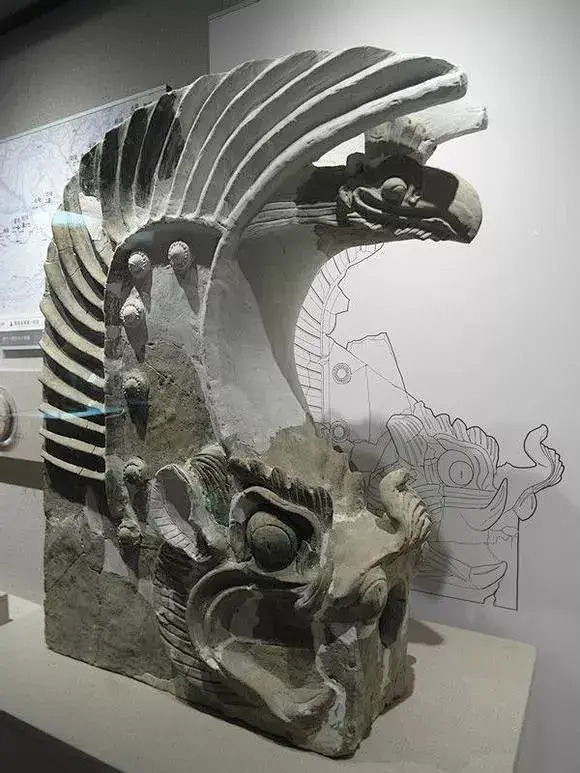唐玄宗泰陵鸱尾，上为鸟身，下为龙吞脊，气势非凡
