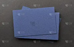 空的蓝色名片上的木材深色背景