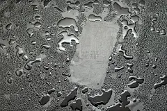 手机水损害保护的概念背景。防水入口防护等级手机。黑色板与水滴飞溅和放置任何手机模型模型模板