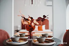 37㎡小公寓改造，拱形隔墙+暧昧陶土粉，太梦幻了！ :  ▲ 设计灵感：建筑师Richardo Bofill的作品左图是插画师Charlotte Taylor根据右边Richardo Bofill作品创造的插画。设计师很喜欢这种超现实梦幻感，圆球的加入让空间多了趣味感，在这个公寓中也大量用到拱形和圆球…