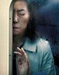 迈克尔·沃尔夫的摄影作品《东京压缩》。沃尔夫透过车窗拍摄下东京地铁中受挤压的乘客，拥挤、潮湿、幽暗的地铁里，人的脸被挤压得变形，甚至像丧尸一样麻木。他说：“我想展现的其实是他们的煎熬，如果不把它们展现出来，我们便无法充分意识到我们的生活是多么的不易。”