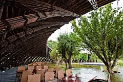 设计公司:越南阮特勇建筑师事务所
设计风格: 其他风格..
项目面积: 1000-3000平米
工程造价: 100-300万
项目地址:越南
设计说明:
“竹翼”位于越南河内附近，田园牧歌式环境彰显空间特色。其名源于其纯竹式结构及小鸟般的翅膀。悬臂式的结构不仅极尽竹之性情，折而不断，同时也是对空间的充分利用。12米的距宽空间，正是得益于其后坐式的设计，前部空间才免去了数量众多的立柱。宽绰的空间正好可以用于时尚展示、音乐会及会议的召开。
屋顶除保留了整体所用竹材，更以不锈钢丝予以加固。竹翼的造型对于遍地皆竹