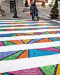 艺术家将马德里街头的斑马线加上了色彩，以提醒行人和司机