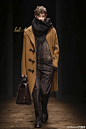 Salvatore Ferragamo 2015秋冬男装向世人残酷地道出一个事实：如果你够高又够瘦，哪怕你叠穿着长大衣，用大围巾把自己包成一颗粽子，你还是美的。