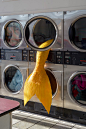 洗衣店藝術裝置，引人想像的美人魚尾 » ㄇㄞˋ點子 : Olivia Erlanger 是一位紐約藝術家和作家，他想像一個夢幻般的現代世界，現實生活中的美人魚從洗衣機 …