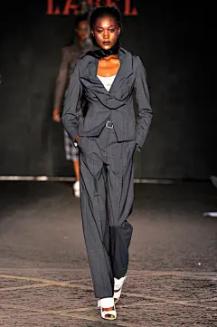 鬼马不羁青春势力！薇薇安·威斯特伍德之红牌 (Vivienne Westwood Red Label) 2012春夏女装秀大图+视频，海报时尚网第一时间带你亲临2012春夏伦敦时装周