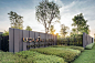 泰国以T为元素设计的接待中心景观 Bang Yai Chuan Chuen Town Kaew by kernel design : kernel design ：这个项目概念是创建字母T（它来源于川泉镇项目的品牌TOWN），以创建一个独特而难忘的物理标识。 这个项目很纯粹。以T为元素，融入到设计中包括地面铺装，长凳，路灯以及logo的运用。