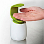 手背按压皂液瓶

 

这款皂液瓶采用C字型挤压口设计，方便人们单手手背按压而挤出皂液，这样有利于保持出口处的清洁，减少皂液的浪费。

(4张)