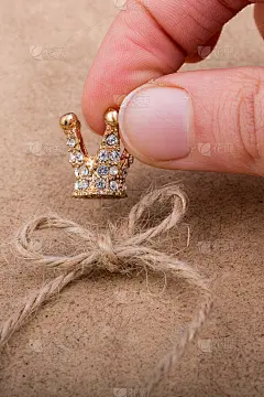 金色皇冠模型与假珍珠