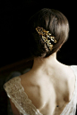 优雅新娘造型之带复古摩登质感头饰的新娘 : 羽毛、水晶完美演绎华丽复古风，用头饰打造不一样的新娘风格。