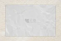使纸板上的回收纸起皱。