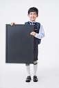 白色背景,人,亚洲人,室内,可爱的_gic12813922_a school boy holding a black paper_创意图片_Getty Images China