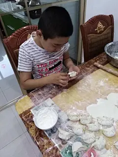双营中心校五年一班的学生:张绍扬《假期帮父母分担家务》