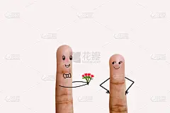 一对幸福的情侣把爱情画在手指上。情人节的概念