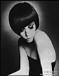 1966年，超模Peggy Moffat成了沙宣的最早发型模特之一。经典的沙宣3D发型，搭配浓密的长睫毛，随时散发着迷人的气质与致命的吸引力。