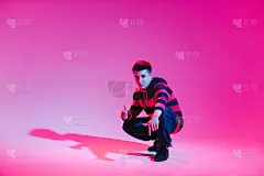 在工作室里跳现代舞的年轻人。霹雳舞一样。舞蹈学校的海报。副本的空间。战斗竞争声明。粉色和蓝色背景。