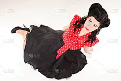 女海报式的化妆发型在工作室摆姿势